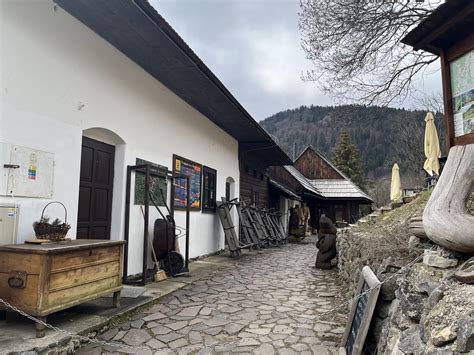 Žena destilujúca alkohol v tradičnom prostredí