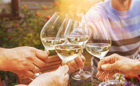 Ľudia pripíjajú pohármi