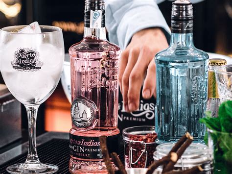 Rôzne druhy alkoholických nápojov v sklenených fľašiach