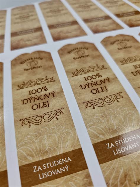 Detailná fotografia samolepiacej etikety na fľaši