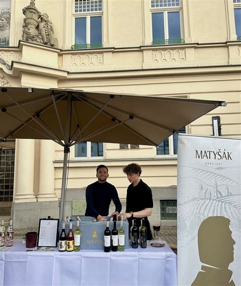 Ľudia si vychutnávajú víno na terase