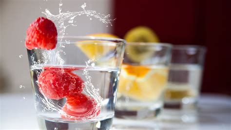 Ilustrácia znázorňujúca rozdiely medzi ovocným destilátom a liehovinou