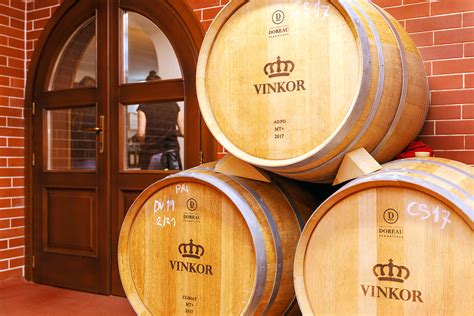 Vinárstvo a sudy s vínom