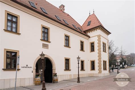 Ulička v Svätom Jure s historickými domami