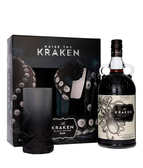 Pohár s Kraken Black Spiced Rum pri izbovej teplote
