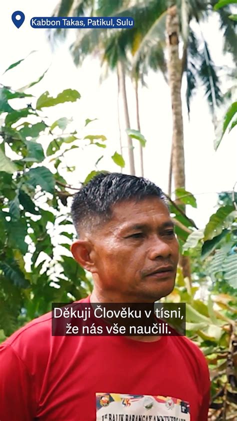 športovec pijúci vodu po behu
