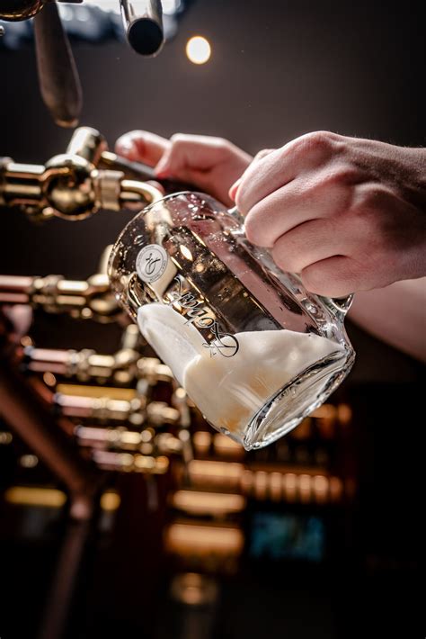 Ilustrácia zobrazujúca správne podávanie piva v krígli