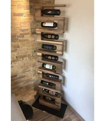 Moderný stojan na víno v minimalistickom interiéri