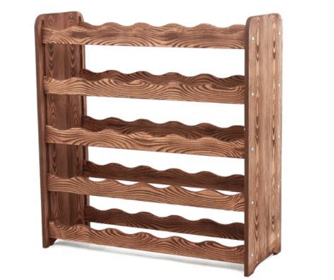 Drevený stojan na víno v dlhej chodbe