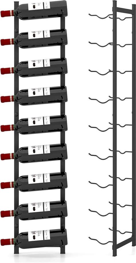 Nástenný stojan na víno v kuchyni