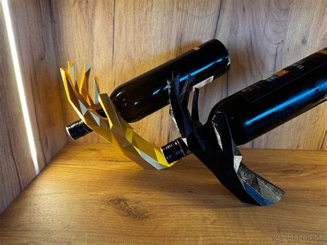 Dizajnový regál na víno v tvare gitary