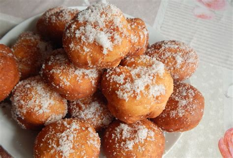 Chmeľové šišky a sud s pivom