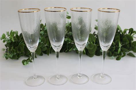 Servírované šampanské so zlatými lupienkami v pohári