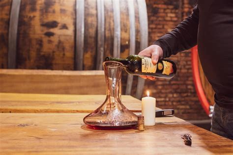 Schéma procesu dekantace vína