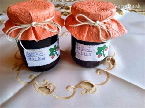 Pohár s orechovým likérom a bylinkami