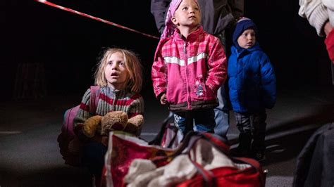 Ilustrácia historického anglického pubu s ľuďmi pijúcimi porter