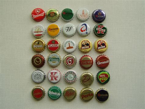 Koláž rôznych tvarov a veľkostí etikiet na fľašiach