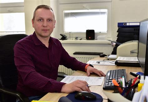 Pracovník colného úradu kontroluje dokumenty