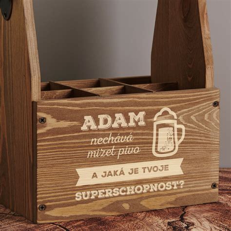 Drevený nosič na pivo s gravírovaním