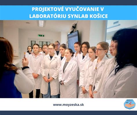 študenti pracujúci v laboratóriu