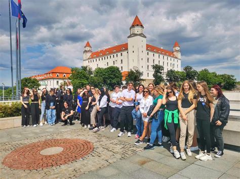 študenti oslavujúci úspech