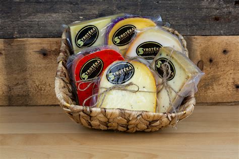 Súprava rôznych druhov slovenských syrov