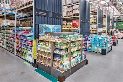 Interiér predajne Metro s regálmi plnými tovaru