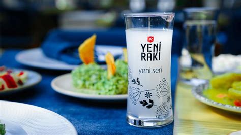 Servírovaný pohár Yeni Raki s vodou a ľadom