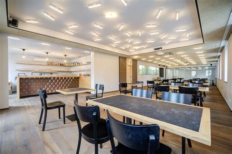 Interiér modernej vinárskej pivnice