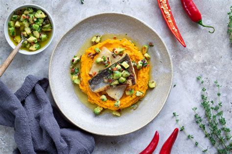 Ilustrácia misky s ryžou a mrkvovým pyré