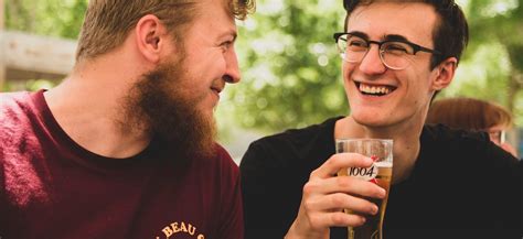 Adolescenti pijúci alkohol v skupine