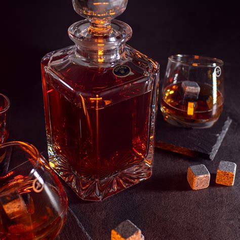 Interiér s krištáľovou karafou na whisky