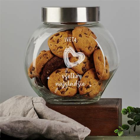 Sklenená nádoba s hrozienkami zaliatymi ginom, prikrytá plátkom