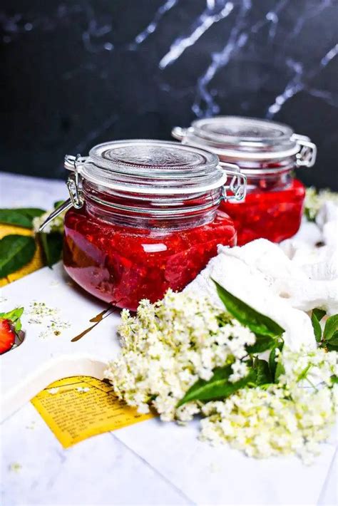 Fľaša bazového likéru s kvetmi bazy