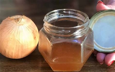 Ingrediencie na cibuľový sirup: cibuľa, med, pohár