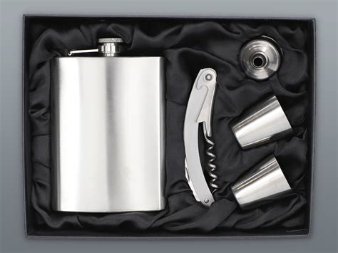 Fotografia vinárskej súpravy s otvárakom, zátkou a nálievkou.