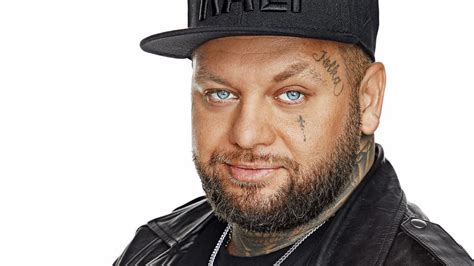 Spevák Kali počas vystúpenia