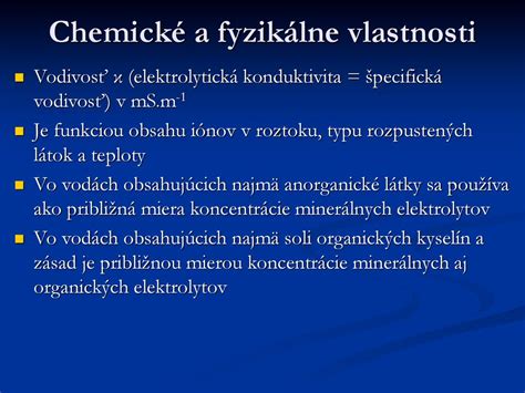 Ilustrácia minerálnych kryštálov vo vode