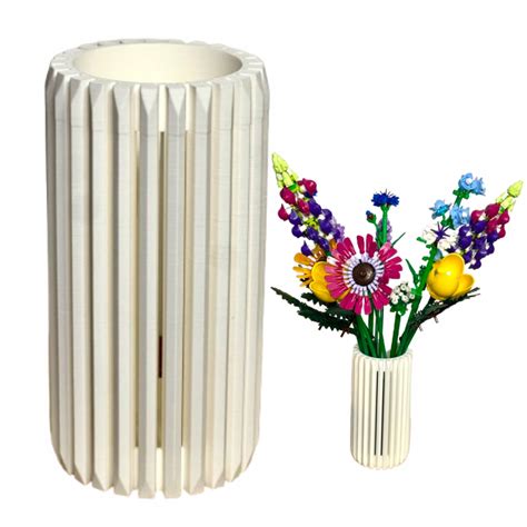 Fľaša od alkoholu použitá ako váza na kvety