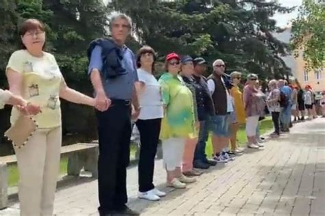 symbolická fotografia dvoch ľudí držiacich sa za ruky