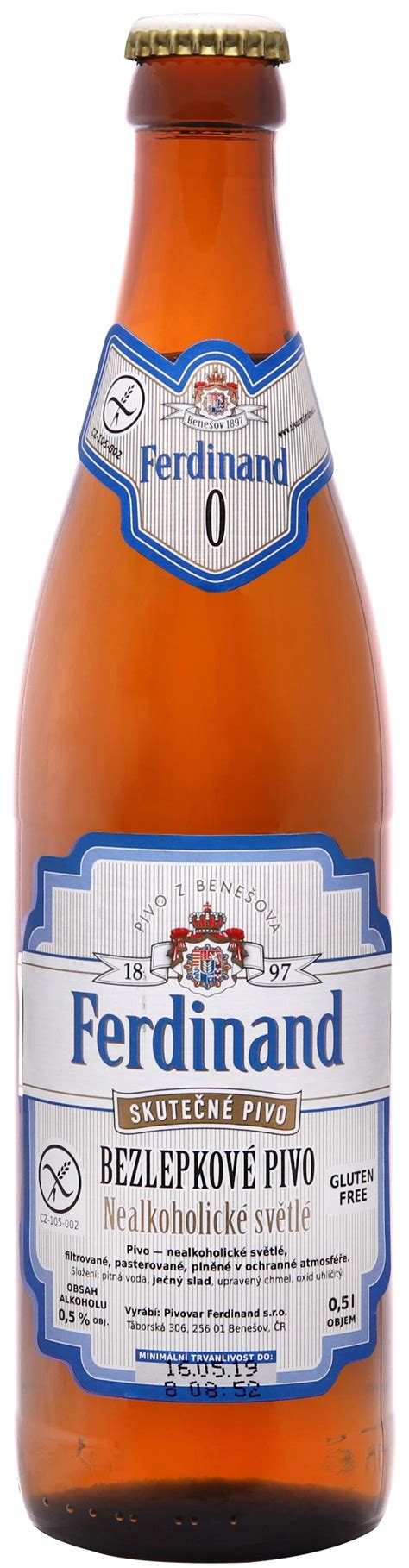 Spotrebitelia si vyberajú bezlepkové pivo v obchode