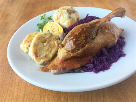 Pečená kačica s knedľou