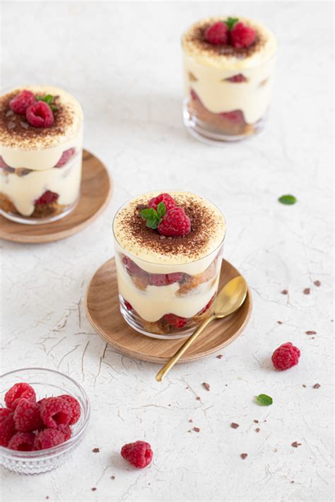 Zlatá tekutina v pohári s borievkami