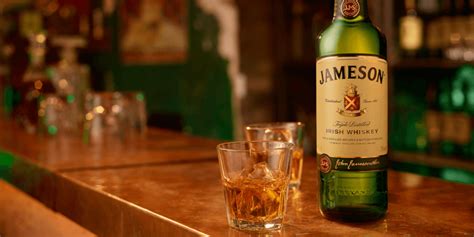 Írska whiskey a med v skle