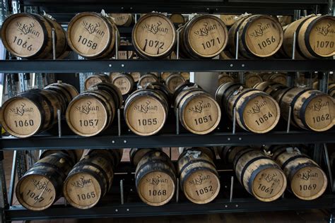 Ilustrácia vzácnych fliaš whisky v luxusnom prostredí