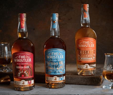 Ilustrácia drevených sudov na zrenie whisky