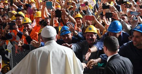 Ilustrácia stredovekého pivovaru s drevenými sudmi a robotníkmi