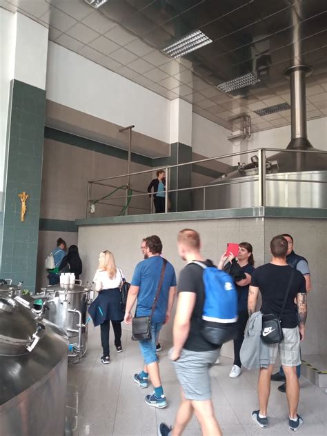 Archívna fotografia robotníkov v starom slovenskom pivovare