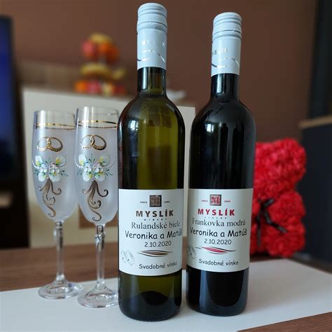 Fľaše rôznych bielych vín