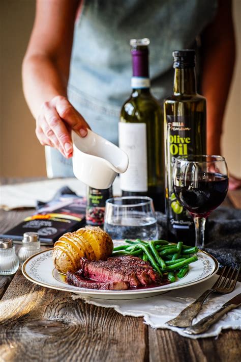 Servírovaný steak s pohárom červeného vína